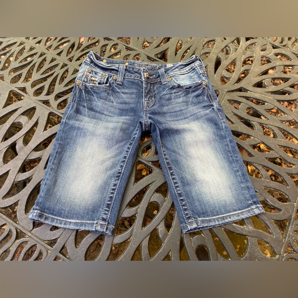 MISS ME SIZE 25 BERMUDA JEAN SHORTS EUC